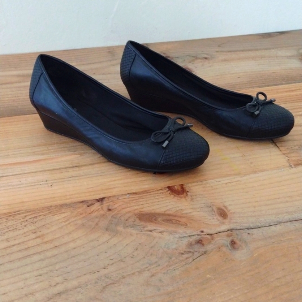 EasySpirit Black Leather Wedge Heel Flats w/Bow  Size 8.5